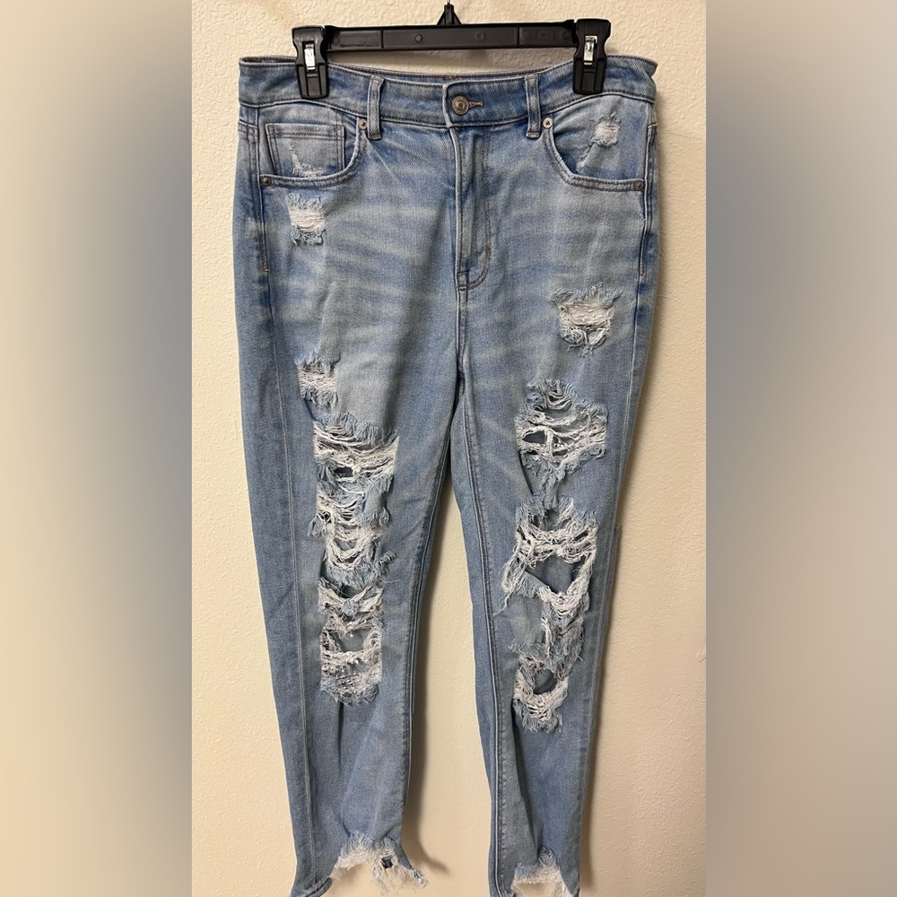 American Eagle Light Wash Distressed Mom Jeans Women’s Size 8 Regular